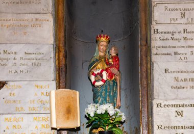 HonFLEUR, CALVADOS, NORMANDY, FRANCE, APRIL 21, 2022: Honfleur 'daki Notre dame de Grace Şapeli' nin iç ve dekorları