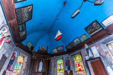 HonFLEUR, CALVADOS, NORMANDY, FRANCE, APRIL 21, 2022: Honfleur 'daki Notre dame de Grace Şapeli' nin iç ve dekorları