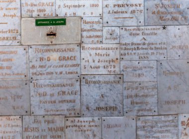 HonFLEUR, CALVADOS, NORMANDY, FRANCE, APRIL 21, 2022: Honfleur 'daki Notre dame de Grace Şapeli' nin iç ve dekorları