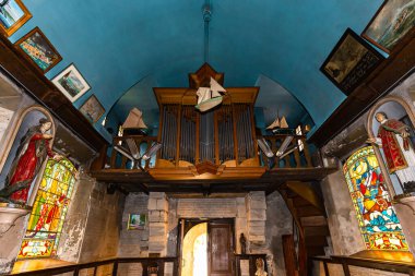 HonFLEUR, CALVADOS, NORMANDY, FRANCE, APRIL 21, 2022: Honfleur 'daki Notre dame de Grace Şapeli' nin iç ve dekorları