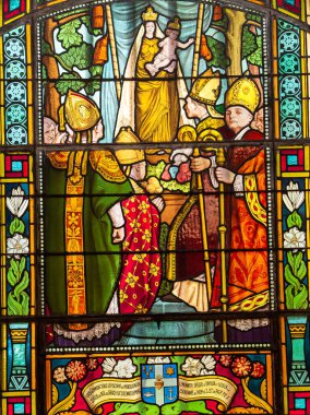 HonFLEUR, CALVADOS, NORMANDY, FRANCE, APRIL 21, 2022: Honfleur 'daki Notre dame de Grace Şapeli' nin içi ve boyalı camları