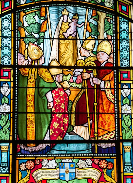 Honfleur Calvados Normandy France エイプリル21 2022 オンフルールのノートルダム大聖堂の内装とステンドグラスの窓 — ストック写真