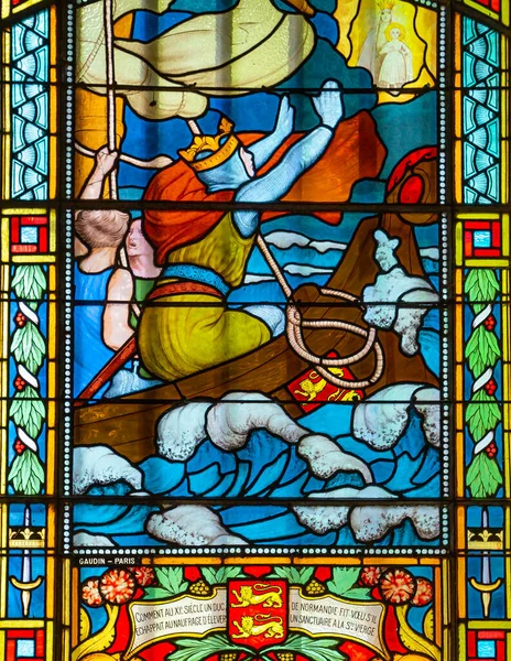 HonFLEUR, CALVADOS, NORMANDY, FRANCE, APRIL 21, 2022: Honfleur 'daki Notre dame de Grace Şapeli' nin içi ve boyalı camları