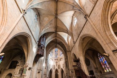 La FERTE BERNARD, SARTHE, FRANCE, 27 Mart 2022: Mimar Mathurin Delabord 'un Notre Dame des marais kilisesinin iç mimari ve mimari dekorları, 16. yüzyıl