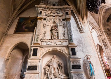 La FERTE BERNARD, SARTHE, FRANCE, 27 Mart 2022: Mimar Mathurin Delabord 'un Notre Dame des marais kilisesinin iç mimari ve mimari dekorları, 16. yüzyıl