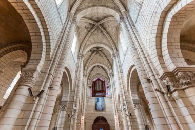 SAINT AIGNAN, FRANCE, APRIL 09, 2022: Saint-Aignan Kilisesi 'nin iç mimari dekorları