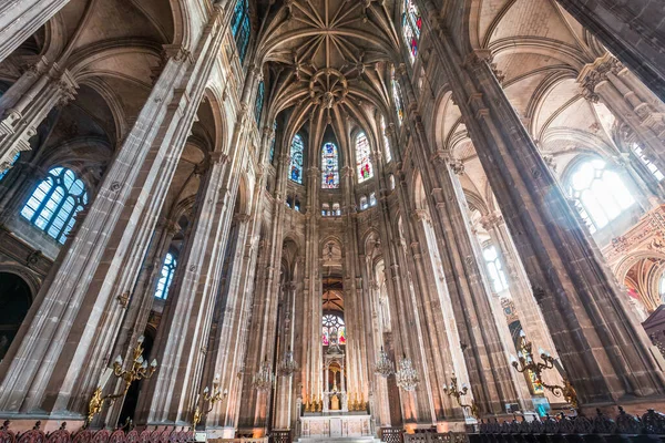 フランス 2022年10月6日 フランスのパリにある聖ユースタッシュ教会のインテリア建築の詳細 — ストック写真