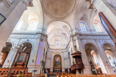 LA ROCHELLE, CHARENTE MARITIME, FRANCE, 16 Eylül 2022: Saint Louis katedralinin iç ve mimari detayları