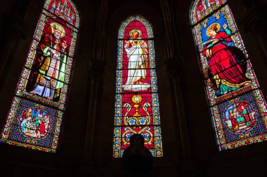 MOULINS, ALLIER, FRANCE, 11 NİSAN, 2022: kutsal kalbin kilisesinin iç ve mimari detayları