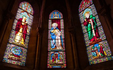 MOULINS, ALLIER, FRANCE, 11 NİSAN, 2022: kutsal kalbin kilisesinin iç ve mimari detayları