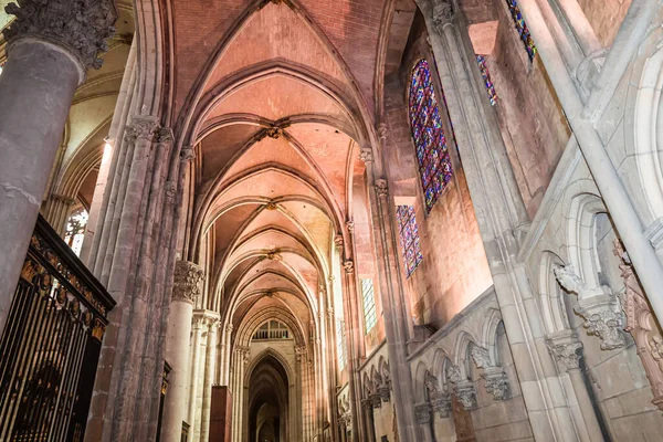 2022年4月13日 法国巴黎 Auxerre 圣埃蒂安大教堂的内部和建筑细节 — 图库照片