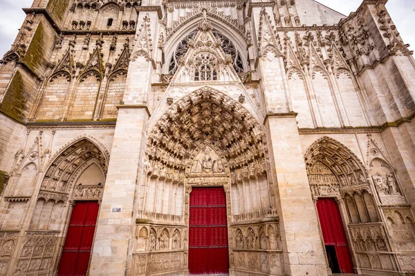 2022年4月13日 法国巴黎 Auxerre 圣埃蒂安大教堂的外部和建筑细节 — 图库照片