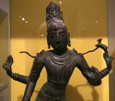 PARIS, FRANCE, ECTOBER 26, 2022: Asyalı sanat Guimet Müzesi 'ndeki eski Asya tapınağı heykeli, Paris, Fransa