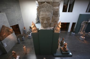 PARIS, FRANCE, ECTOBER 26, 2022: Asyalı sanat Guimet Müzesi 'ndeki eski Asya tapınağı heykeli, Paris, Fransa