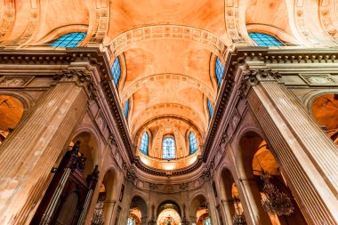 PARIS, FRANCE, ECTOBER 20, 2022: Paris, Fransa 'daki Saint Nicolas du Chardonnet Kilisesi' nin mimari detayları