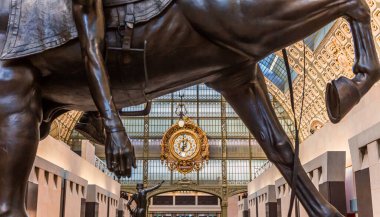 PARIS, FRANCE, 10 Kasım 2022: Fransa, Paris 'teki Orsay Müzesi' ndeki büyük galerinin mimari detayları