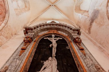 CHAMPEAUX, FRANCE, NOVEMBER 24, 2022: 13. yüzyıldan beri inşa edilen üniversite Saint Martin kilisesinin iç mimari detayları