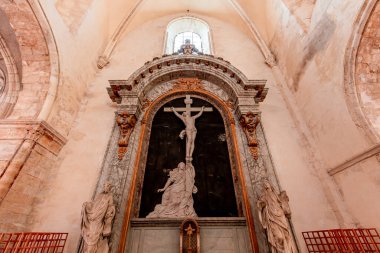 CHAMPEAUX, FRANCE, NOVEMBER 24, 2022: 13. yüzyıldan beri inşa edilen üniversite Saint Martin kilisesinin iç mimari detayları