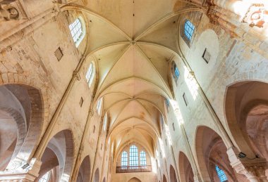 CHAMPEAUX, FRANCE, NOVEMBER 24, 2022: 13. yüzyıldan beri inşa edilen üniversite Saint Martin kilisesinin iç mimari detayları