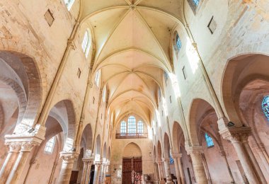 CHAMPEAUX, FRANCE, NOVEMBER 24, 2022: 13. yüzyıldan beri inşa edilen üniversite Saint Martin kilisesinin iç mimari detayları