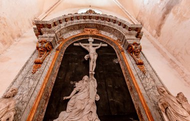 CHAMPEAUX, FRANCE, NOVEMBER 24, 2022: 13. yüzyıldan beri inşa edilen üniversite Saint Martin kilisesinin iç mimari detayları