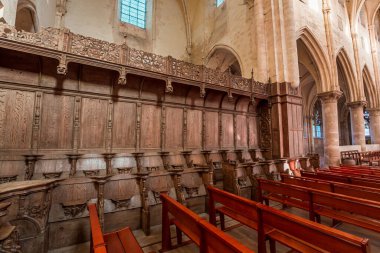 CHAMPEAUX, FRANCE, NOVEMBER 24, 2022: 13. yüzyıldan beri inşa edilen üniversite Saint Martin kilisesinin iç mimari detayları