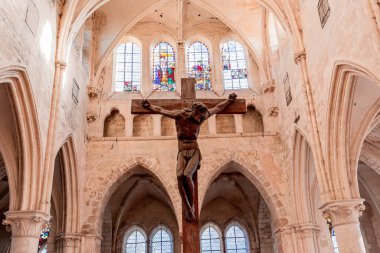 CHAMPEAUX, FRANCE, NOVEMBER 24, 2022: 13. yüzyıldan beri inşa edilen üniversite Saint Martin kilisesinin iç mimari detayları