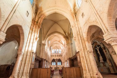 CHAMPEAUX, FRANCE, NOVEMBER 24, 2022: 13. yüzyıldan beri inşa edilen üniversite Saint Martin kilisesinin iç mimari detayları