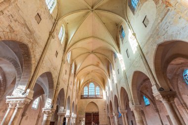 CHAMPEAUX, FRANCE, NOVEMBER 24, 2022: 13. yüzyıldan beri inşa edilen üniversite Saint Martin kilisesinin iç mimari detayları