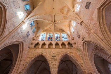 CHAMPEAUX, FRANCE, NOVEMBER 24, 2022: 13. yüzyıldan beri inşa edilen üniversite Saint Martin kilisesinin iç mimari detayları