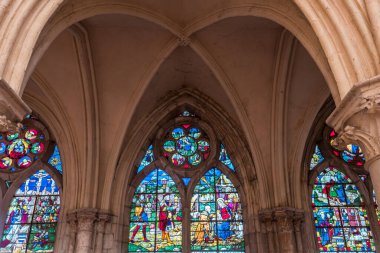 CHAMPEAUX, FRANCE, NOVEMBER 24, 2022: 13. yüzyıldan beri inşa edilen üniversite Saint Martin kilisesinin iç mimari detayları