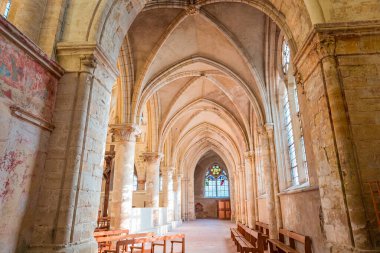 CHAMPEAUX, FRANCE, NOVEMBER 24, 2022: 13. yüzyıldan beri inşa edilen üniversite Saint Martin kilisesinin iç mimari detayları