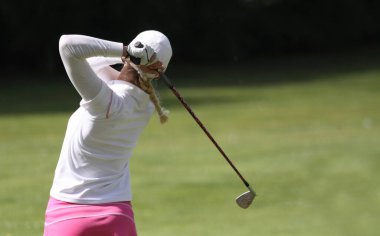 Bayan golf salıncak bir golf sahası