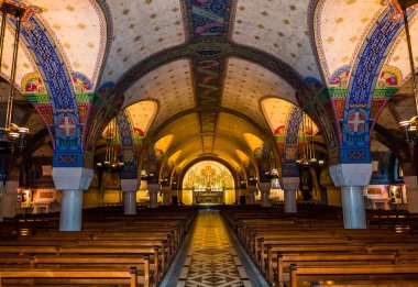 LISIEUX, FRANCE, Mart 03, 2014: Sainte-Therese bazilikasının iç ve mimari ayrıntıları, Mart 03, 2014, Lisieux, Normandiya, Fransa