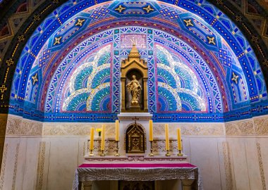 LISIEUX, FRANCE, Mart 03, 2014: Sainte-Therese bazilikasının iç ve mimari ayrıntıları, Mart 03, 2014, Lisieux, Normandiya, Fransa