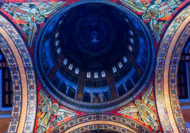 LISIEUX, FRANCE, Mart 03, 2014: Sainte-Therese bazilikasının iç ve mimari ayrıntıları, Mart 03, 2014, Lisieux, Normandiya, Fransa