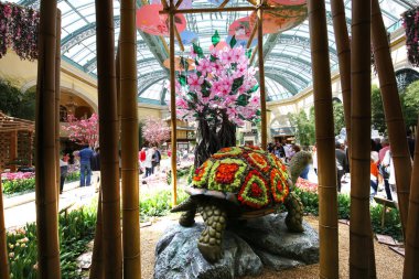 LAS VEGAS, NEVADA - APRIL 06, 2015: ABD 'nin Las Vegas, Nevada eyaletindeki Bellagio Oteli' nin lobisinin içi