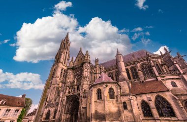 SENLIS, FRANCE, 23 Temmuz 2016: Senlis Notre Dame katedralinin dış ve ayrıntıları, 23 Temmuz 2016, Senlis, Oise, Fransa