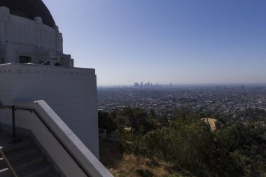 LOS ANGELES, CALIFORNIA - 12 Nisan 2015: Los Angeles, Kaliforniya 'daki Griffith gözlemevinin terasından görüş