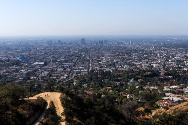LOS ANGELES, CALIFORNIA - 12 Nisan 2015: Los Angeles, Kaliforniya 'daki Griffith gözlemevinin terasından görüş