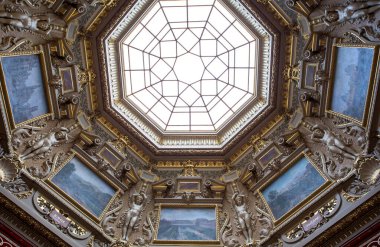 CHANTILLY, FRANCE 15 Kasım 2013: İçişleri, boyanmış çatılar ve Chantilly Şatosu 'nun mimari detayları, 15 Kasım 2013, Chantilly, Oise, Fransa.