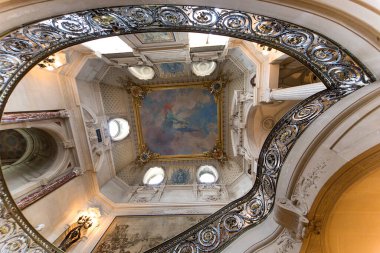 CHANTILLY, FRANCE 15 Kasım 2013: İçişleri, boyanmış çatılar ve Chantilly Şatosu 'nun mimari detayları, 15 Kasım 2013, Chantilly, Oise, Fransa.