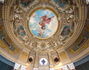 CHANTILLY, FRANCE 15 Kasım 2013: İçişleri, boyanmış çatılar ve Chantilly Şatosu 'nun mimari detayları, 15 Kasım 2013, Chantilly, Oise, Fransa.