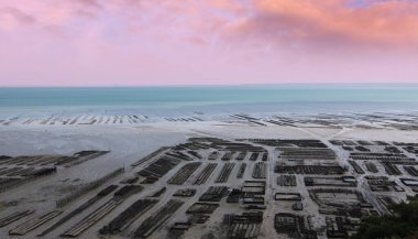 Cancale, Brittany, Fransa 'daki istiridye çiftliği. Kanal denizinde gökyüzü ve bulutlarla.