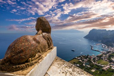 Capri adasının üzerindeki Sphinx heykelinden gökyüzü ve bulutlarla, Capri, İtalya