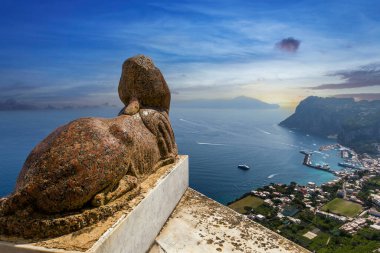 Capri adasının üzerindeki Sphinx heykelinden gökyüzü ve bulutlarla, Capri, İtalya