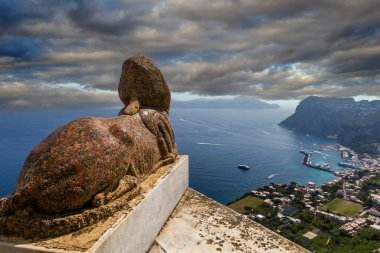 Capri adasının üzerindeki Sphinx heykelinden gökyüzü ve bulutlarla, Capri, İtalya