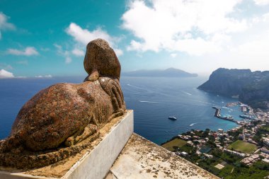 Capri adasının üzerindeki Sphinx heykelinden gökyüzü ve bulutlarla, Capri, İtalya