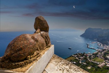 Capri adasının üzerindeki Sphinx heykelinden gökyüzü ve bulutlarla, Capri, İtalya