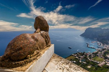 Capri adasının üzerindeki Sphinx heykelinden gökyüzü ve bulutlarla, Capri, İtalya